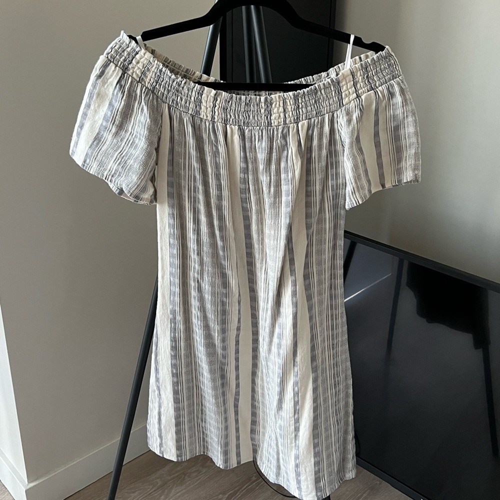 Abercrombie & Fitch off the shoulder dress